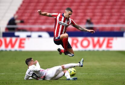 Mario Hermoso salta por encima de Lucas Vázquez, en un lance del encuentro.