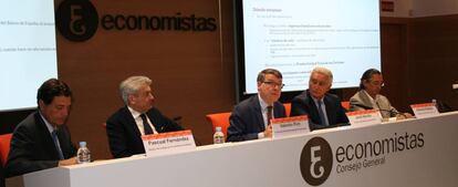 El exministro Jordi Sevilla (en el centro) durante el acto del Consejo de Economistas.