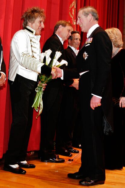 Chaqueta de domador. Stewart saluda al Príncipe Carlos de Inglaterra tras un concierto en la Academia de la Música de Filadelfia (27 de enero de 2007).