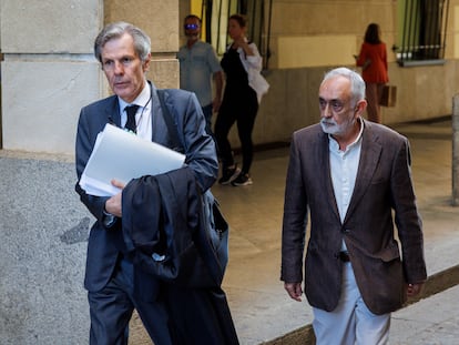 El exdirector de la Faffe Fernando Villén (derecha), este lunes acompañado de su abogado, en los juzgados de Sevilla.