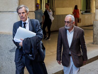 El exdirector de la Faffe Fernando Villén (derecha), acompañado de su abogado, al comienzo del juicio en la Audiencia de Sevilla.