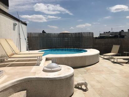 La casa cuenta con piscina privada y solarium. Además la urbanización tiene otra piscina.