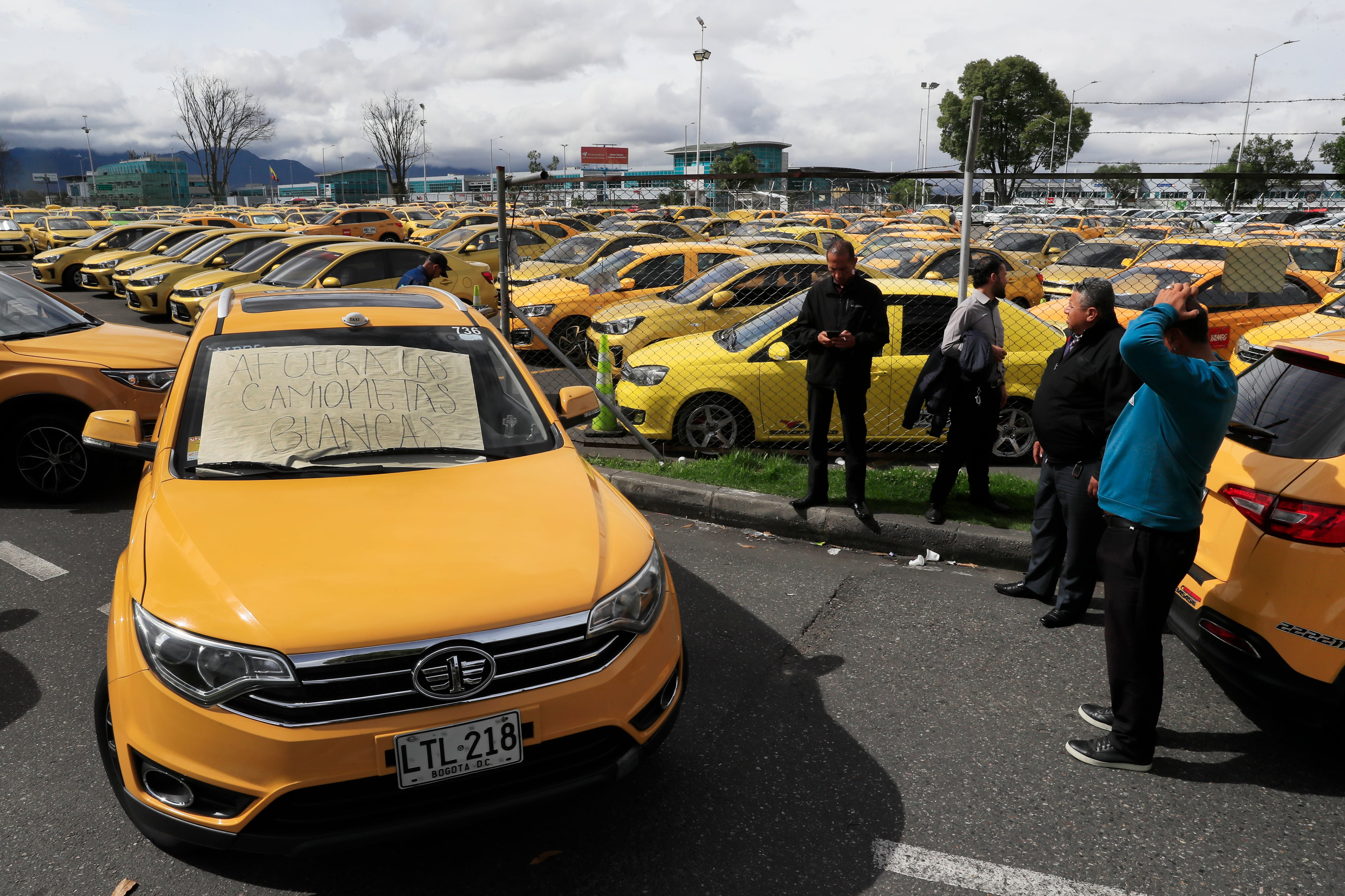 Los taxistas en Bogotá y los campesinos del país bloquean varias vías claves de Colombia