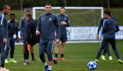 Icardi, ao lado de Miranda, durante treinamento da Inter de Milão.