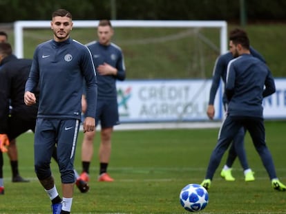 Icardi, ao lado de Miranda, durante treinamento da Inter de Milão.