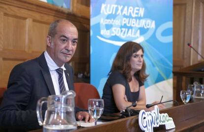 Garitano y Franco, durante la presentación de la propuesta de la Diputación de Gipuzkoa sobre Kutxa.