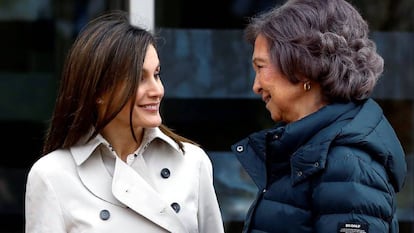 Doña Letizia y doña Sofía, en Madrid, en abril de 2018.