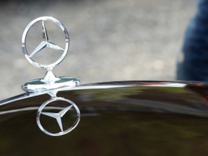 Un automóvil Mercedes-Benz aparcado en un encuentro de aficionados.
