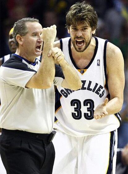 El jugador de los Grizzlies protesta una decisión arbitral durante el partido ante los Celtics