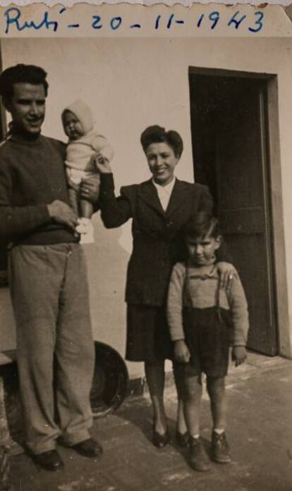 Joan Margarit, el 1943, amb els pares i la seva germana Trini, que va morir dies després de meningitis.