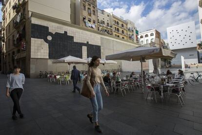 Una terraza en la Plaça dels Àngels del Raval, en Barcelona.