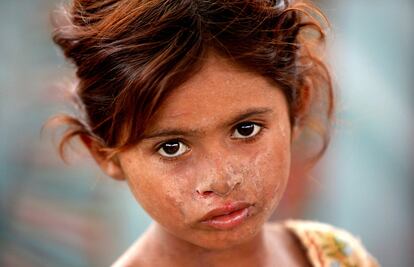 Saima, de seis años, permanece en una tienda escuela en el campo de refugiados de Sukkur donde permanece con su familia.