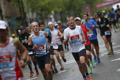 GRA081 MADRID, 26/04/2015.- Participantes en el maratón de Madrid que han recorrido bajo la lluvia lugares emblemáticos de la ciudad, desde la plaza de Cibeles hasta el parque de El Retiro, y que ha contado con 15.000 corredores. EFE/Víctor Lerena