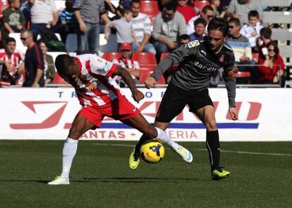 Nélson y Sergio García luchan por el balón