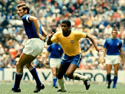 Jairzinho corre ante el italiano Facchetti durante la final del 70 contra Italia. / GETTY