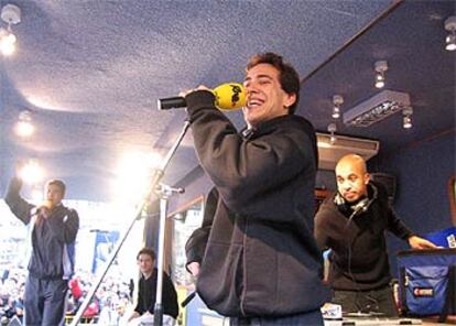 El grupo La Excepción, en la plaza del Callao (Madrid), con JMayúscula, a la derecha, responsable del espacio <i>El rimadero.</i>