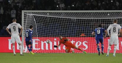 Casillas para el penalti a Torrado.