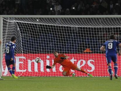 Casillas para el penalti a Torrado.