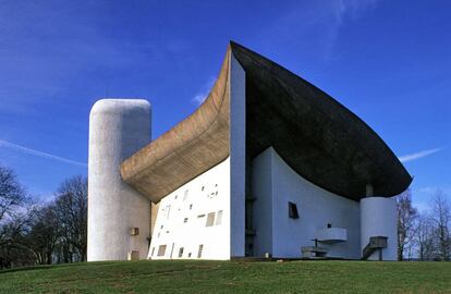 Esta iglesia, inaugurada el 25 de junio de 1955 y también conocida como La Capilla, es obra de Le Corbusier. La construcción está situada sobre una colina de unos 150 metros de altura que se abre al paisaje de Ronchamp, en el noreste de Francia.