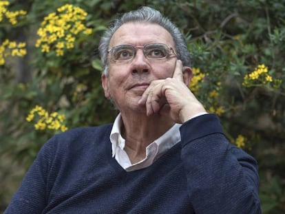 El escritor colombiano Darío Jaramillo en la sede de la editorial Pre-Textos, en Valencia. 
 