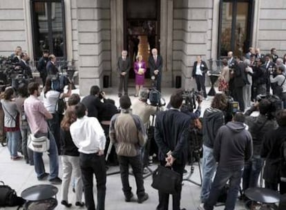 La ministra Salgado, al fondo, posa con sus secretarios de Estado, a la entrada del Congreso, donde ayer hizo la entrega de los Presupuestos del Estado para 2010.