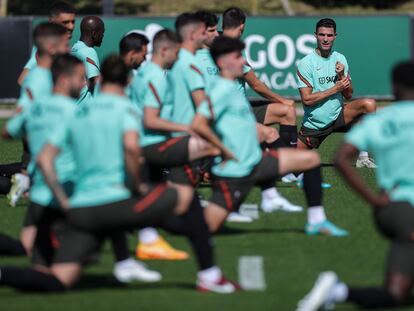 Cristiano y sus compañeros de Portugal entrenan en Oeiras, este miércoles.