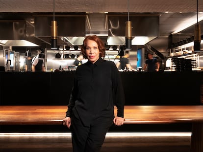 Leonor Espinosa (Leo Espinosa) posa en medio de la cocina de su restaurante.