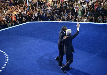 El expresidente Clinton y el presidente Obama saludan a los delegados de la convención demócrata.