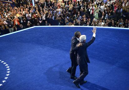 El expresidente Clinton y el presidente Obama saludan a los delegados de la convención demócrata.