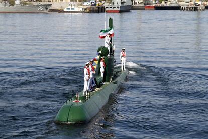 Los miembros de la marina de Irán se encuentran en el submarino Ghadir942, en el puerto sur de Bandar Abbas (Irán), ubicado en el Estrecho estratégico de Hormuz. La marina de Irán ha adquirido dos nuevos mini submarinos diseñados para operaciones en aguas poco profundas como las del Golfo Pérsico, según ha informado la televisión estatal iraní.