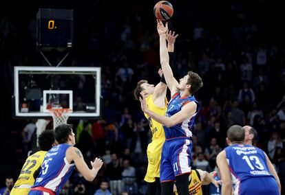 Acción durante el encuentro entre Anadolu Efes y el Barcelona.