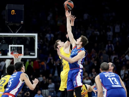 Acción durante el encuentro entre Anadolu Efes y el Barcelona.