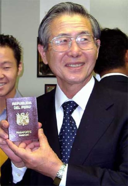 El ex presidente peruano, Alberto Fujimori, muestra su nuevo pasaporte emitido en la embajada peruana en Tokio.