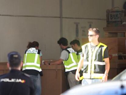 La policía, durante la operación en la que hallaron dos camiones con diez toneladas más de droga en Córdoba, el pasado 10 de mayo.