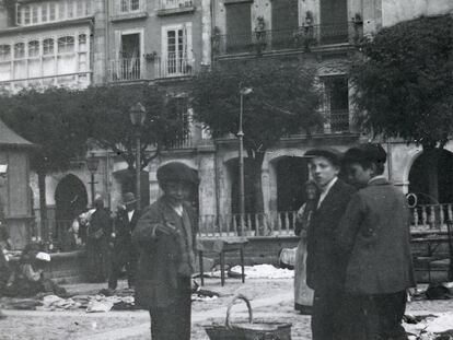 Niños en el mercado de la Praza Maior de Lugo, hacia 1900.