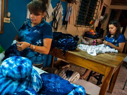 Dos mujeres trabajan en un taller de artesanía de Santiago Nonualco, El Salvador.  