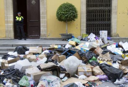 Hasta este martes se amontonaban en la ciudad unas 3.300 toneladas de basura por la huelga de los trabajadores de la limpieza, aunque la Junta de Andalucía no estima aún necesario la adopción de ningún tipo de medida para garantizar la salubridad. En la imagen, estado en el que se encuentra la basura sin recoger delante de la puerta del Consistorio de la localidad gaditana.