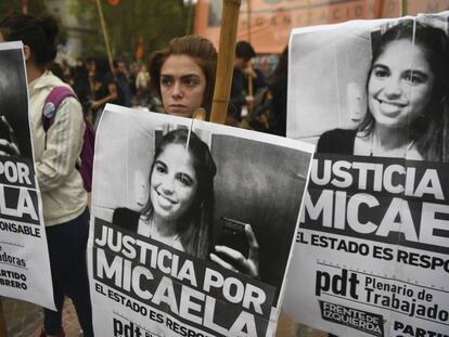 Marcha na praça de Maio para exigir o esclarecimento do crime de Micaela García, no dia 11 de abril.