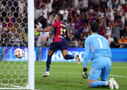 Raphinha celebra el 1-3 en el marcador ante Courtois.