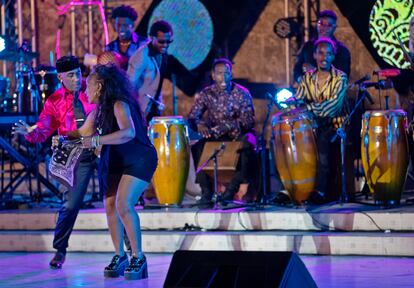 Agrupación Los Muñequitos de Matanzas durante la XIX Edición del Festival Internacional del Tambor, en el anfiteatro de La Habana Vieja, Cuba.