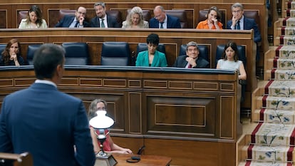 El líder del PP, Alberto Núñez Feijóo, atiende al presidente del Gobierno, Pedro Sánchez, en la sesión de control en el Congreso del 26 de junio.