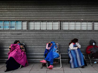 Pensionados esperan en fila a las afueras de un banco en Buenos Aires. 