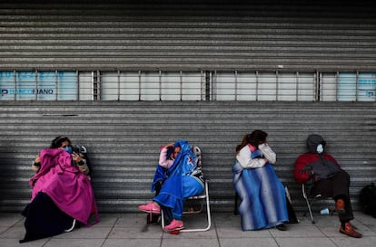 Pensionados esperan en fila a las afueras de un banco en Buenos Aires. 