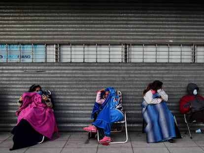 Pensionados esperan en fila a las afueras de un banco en Buenos Aires. 