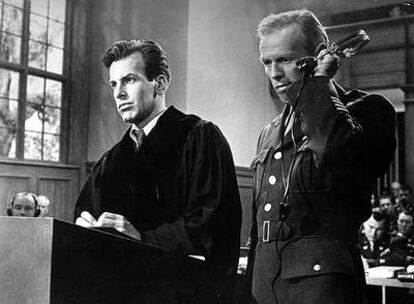 Richard Widmark (derecha) y Maximilian Schell, en una escena de '¿Vencedores o vencidos?'.