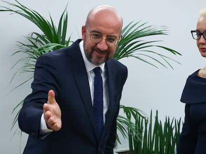 El presidente del Consejo Europeo, Charles Michel, y la viuda de Alexéi Navalni, Yulia Navalnaya, este lunes en Bruselas.