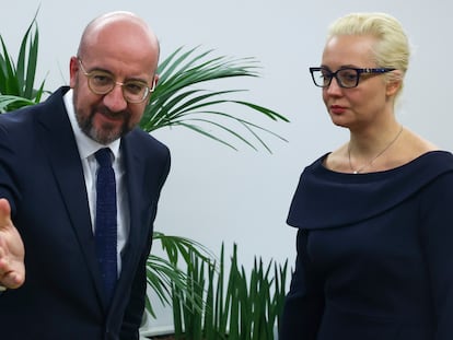 El presidente del Consejo Europeo, Charles Michel, y la viuda de Alexéi Navalni, Yulia Navalnaya, este lunes en Bruselas.