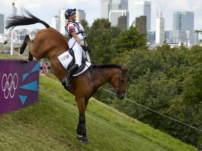 Mary King de Reino Unido monta su caballo Imperial Cavalier en la competición ecuestre de campo a través dentro del concurso completo de hípica.