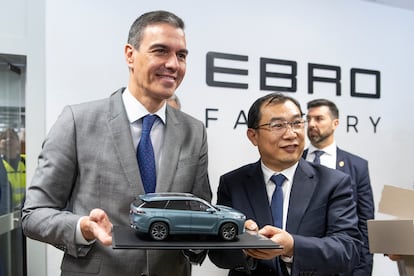 El presidente del Gobierno, Pedro Sánchez (izquierda), y el vicepresidente internacional de Chery, Guibing Zhang, durante la firma del acuerdo entre Ebro y Chery para construir coches eléctricos en la antigua fábrica de Nissan, el 19 de abril de 2024 en Barcelona.