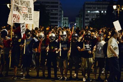 Manifestantes momentos antes de enfrentarem a polícia.   Louisa Gouliamaki (AFP)